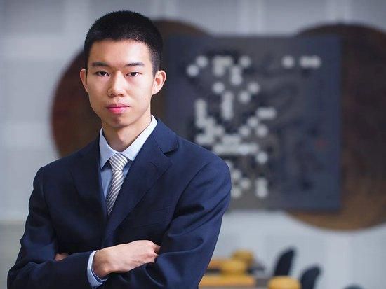 拥抱太阳的月亮
