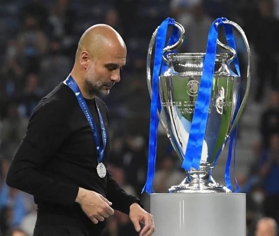 雨中的邻家女人